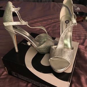 Silver wedding shoe or go out shoe